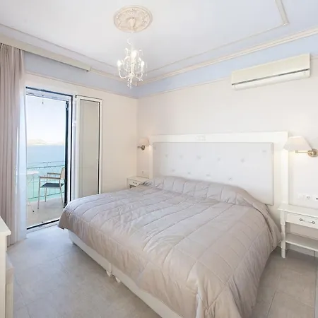 Tina's House Aparthotel 4*